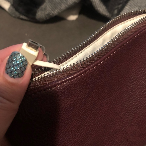 Plug and Tote wristlet with charger - Picture 4 of 5